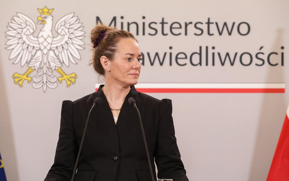 Wiceminister sprawiedliwości Maria Ejchart podczas konferencji prasowej w siedzibie Ministerstwa Spr