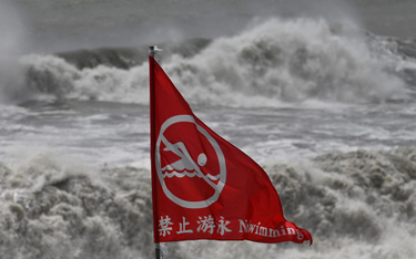 Tajfun Lekima dotarł nad północne rejony Tajwanu. Na zdjęciu: flaga ostrzegająca przed wzburzonym mo