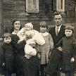 Rodzina Dagmary Dworak w domu w Hajnówce w 1936 roku. Ojciec autorki Bogusław Żukowski na rękach mam