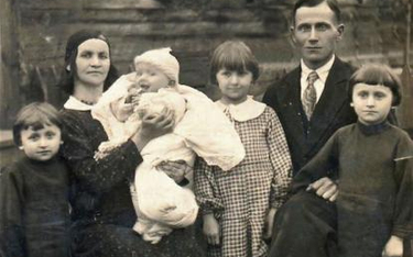 Rodzina Dagmary Dworak w domu w Hajnówce w 1936 roku. Ojciec autorki Bogusław Żukowski na rękach mam
