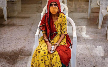 Indie, Bombaj. W oczekiwaniu na zastrzyk szczepionką Covaxin, którą stworzono w Indiach, nie doczeka
