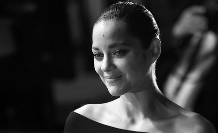Marion Cotillard na Festiwalu Filmowym w Cannes - czarno-białe zdjęcie