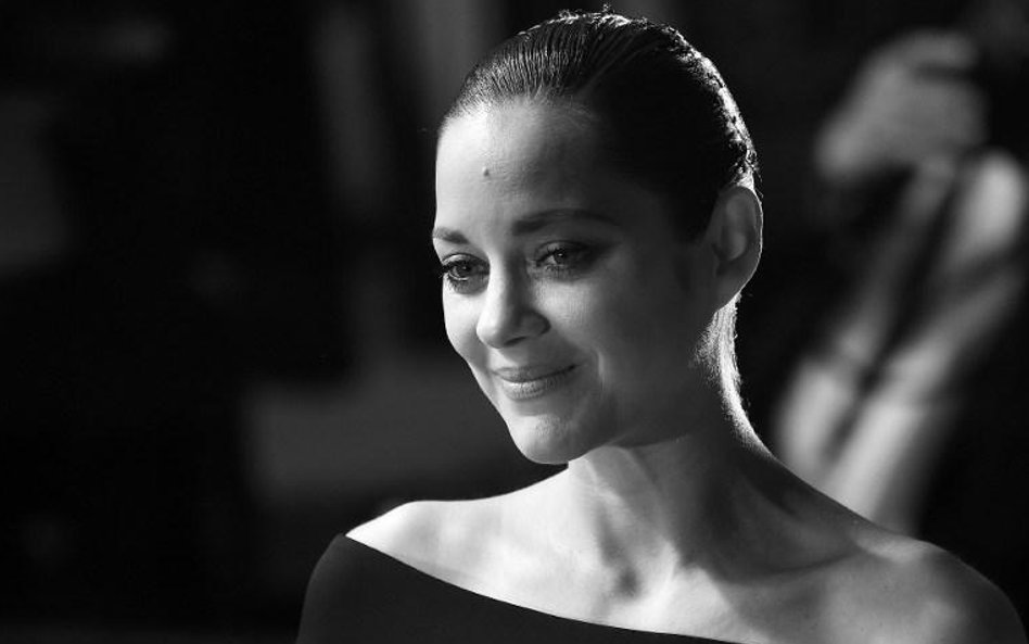 Marion Cotillard na Festiwalu Filmowym w Cannes - czarno-białe zdjęcie