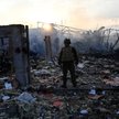Zniszczenia na terenie przemysłowym  w Kijowie, po masowym nocnym ataku rakietowym na Ukrainę 21 wrz