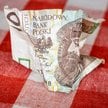 Uszkodzone, podarte lub poplamione banknoty można wymienić w banku albo bezpośrednio w centrali NBP