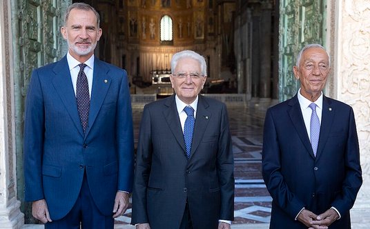 Filip VI z prezydentem Włoch, Sergio Mattarellą i prezydentem Portugalii, Marcelo Rebelo de Sousa po