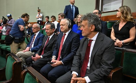 Ambasador USA w Polsce Thomas Rose na sali posiedzeń Sejmu. Posłowie przyjęli uchwałę z okazji 250. 