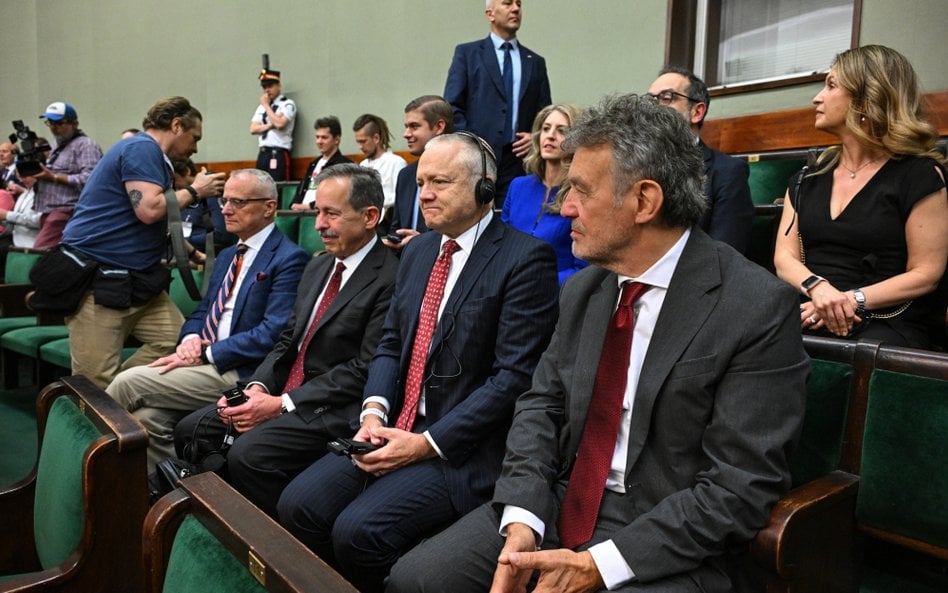 Ambasador USA w Polsce Thomas Rose na sali posiedzeń Sejmu. Posłowie przyjęli uchwałę z okazji 250. 
