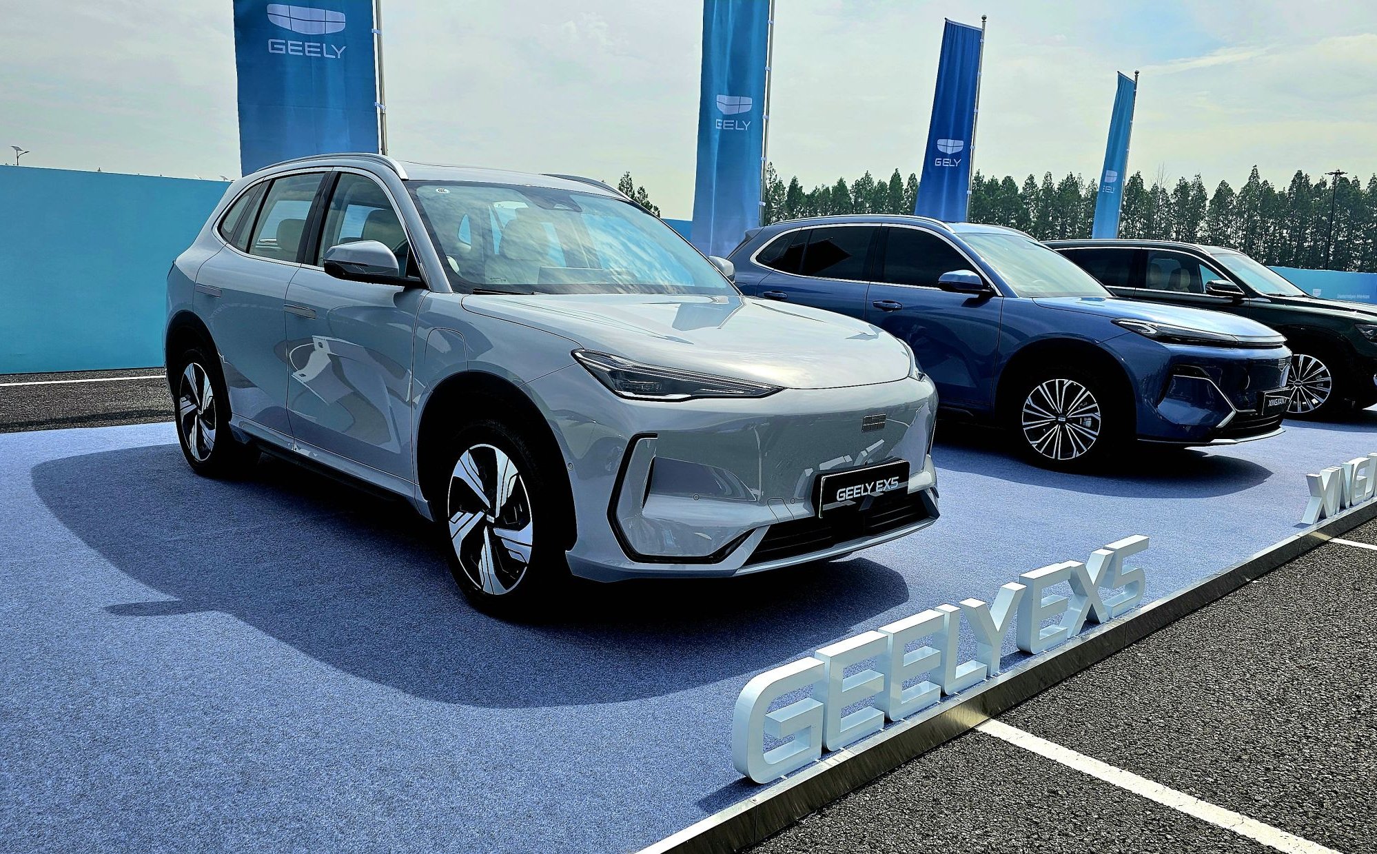 Geely to chińska firma znana z Volvo i Izery. Teraz wchodzi na polski rynek