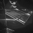 Na pierwszym planie sonda Rosetta. Nad panelem – kometa w całej okazałości