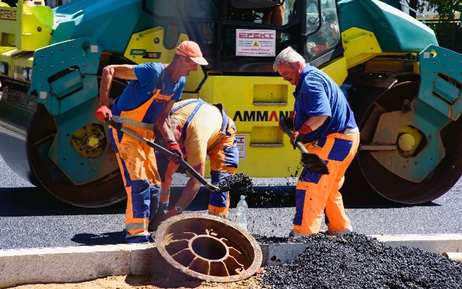 W miejskich budżetach mocno spada nadwyżka operacyjna, co oznacza ograniczoną pulę środków na inwest