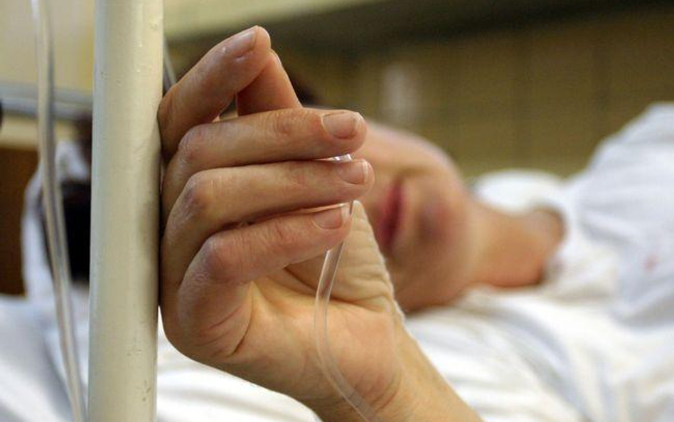 U tych pracowników, którzy ukończyli 50. rok życia, wynagrodzenie chorobowe firma reguluje przez pie