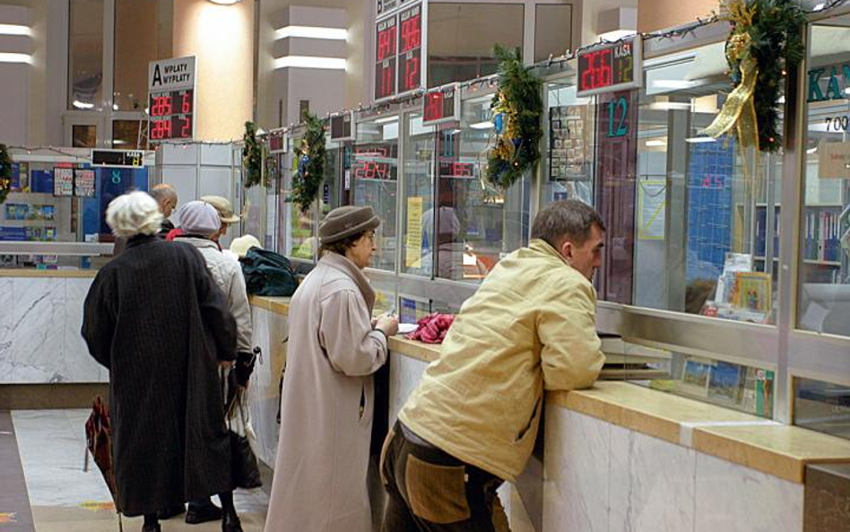 Zamiast stać w kolejce, lepiej usiąść przed komputerem