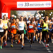 Biegacze w Warszawie w roku ubiegłym. Tegoroczny, 35. PZU Maraton Warszawski odbędzie się w niedziel