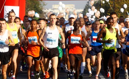 Biegacze w Warszawie w roku ubiegłym. Tegoroczny, 35. PZU Maraton Warszawski odbędzie się w niedziel