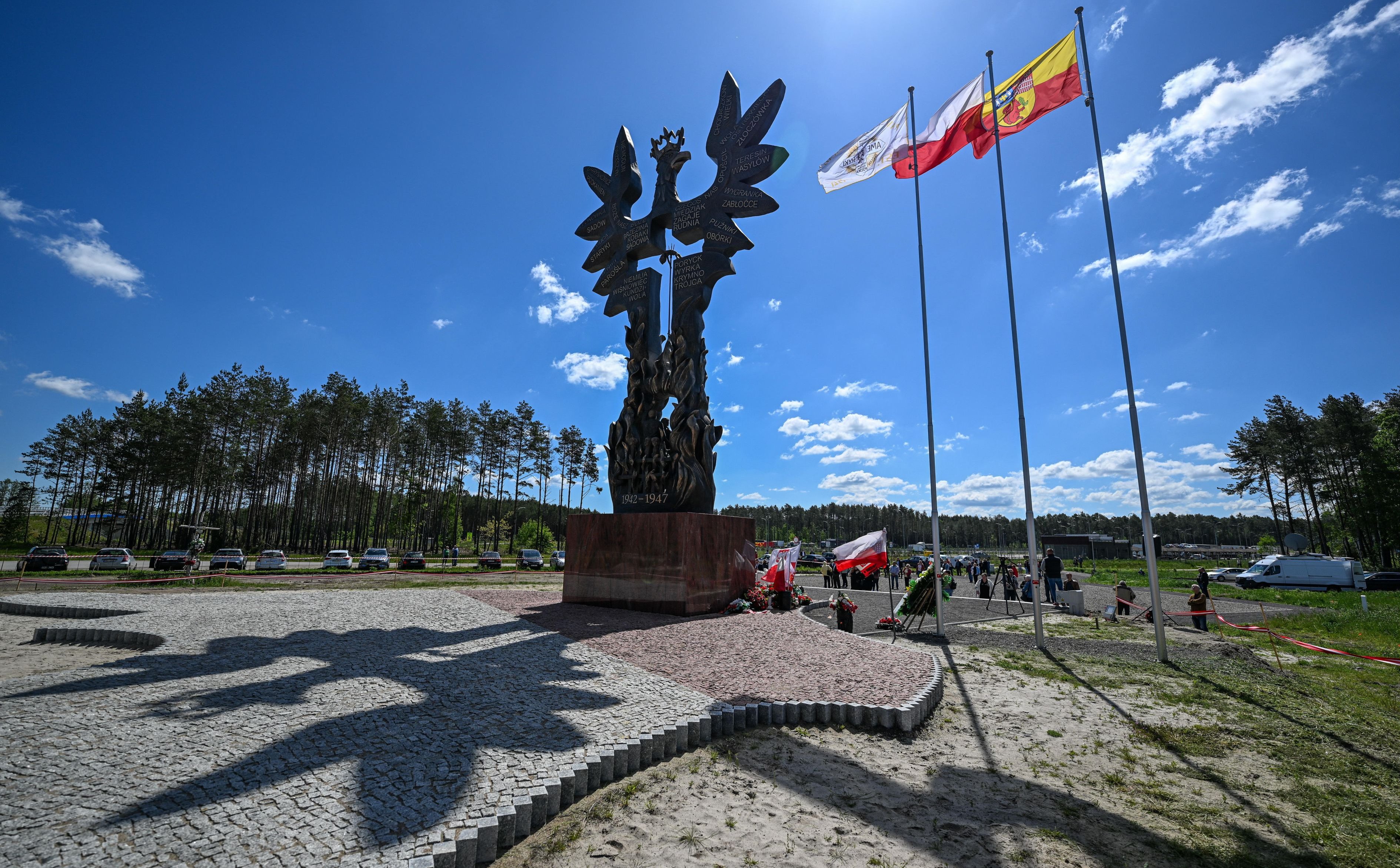 Zdewastowano pomnik Rzezi Wołyńskiej w Domostawie. Banderowska flaga na cokole