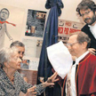 Nowa Prowincja, 2007 r. Wisława Szymborska wręcza poecie Bronisławowi Majowi krawat z wizerunkiem Ad