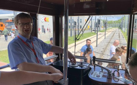 Motorniczy w kabinie zabytkowego tramwaju