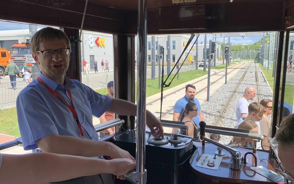 Motorniczy w kabinie zabytkowego tramwaju