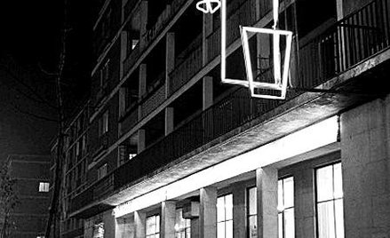 Jeden z bardziej urokliwych neonów, krowa migająca okiem, zapraszał do baru mlecznego na ulicy Krucz