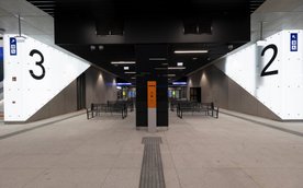 W tunelu znajduje się system dynamicznej informacji pasażerskiej z wyświetlaczami rozkładów jazdy.