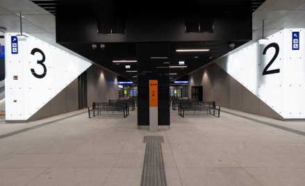 W tunelu znajduje się system dynamicznej informacji pasażerskiej z wyświetlaczami rozkładów jazdy.