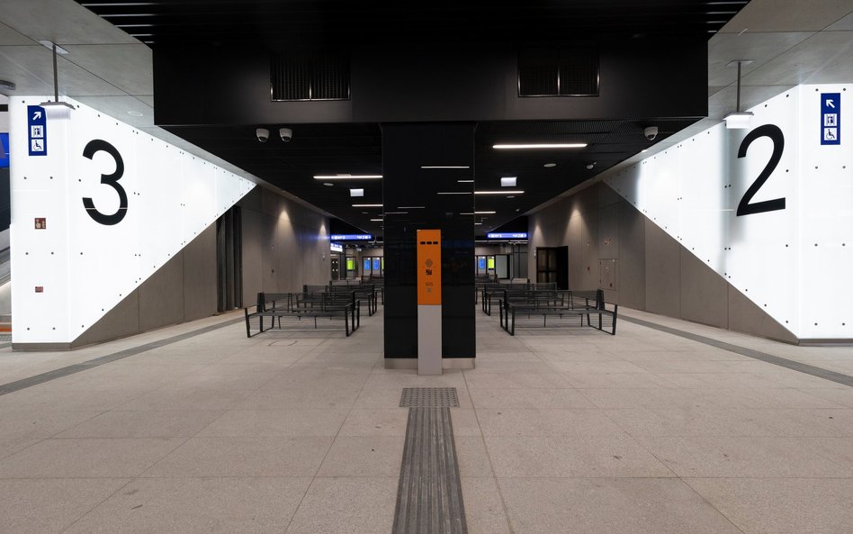 W tunelu znajduje się system dynamicznej informacji pasażerskiej z wyświetlaczami rozkładów jazdy.