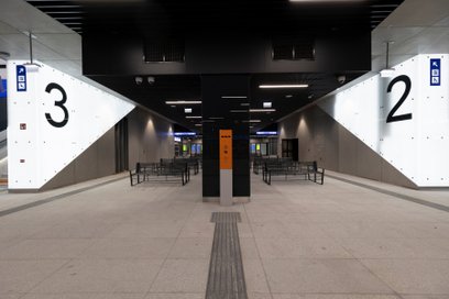 W tunelu znajduje się system dynamicznej informacji pasażerskiej z wyświetlaczami rozkładów jazdy.