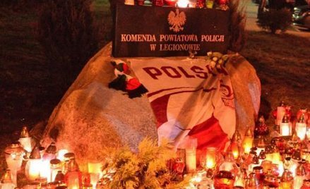 Po śmierci Rafała mieszkańcy palili znicze pod legionowską komendą