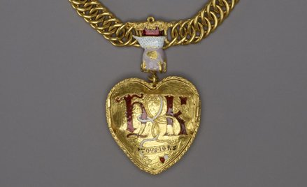 500 lat pod ziemią: Poszukiwacz skarbów znalazł złotą biżuterię króla Anglii?