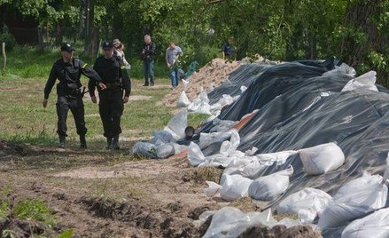 Więźniowie przy powodzi pracują za darmo i są ubezpieczeni