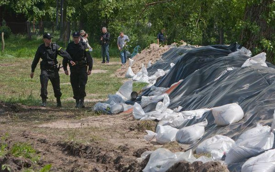 Więźniowie przy powodzi pracują za darmo i są ubezpieczeni