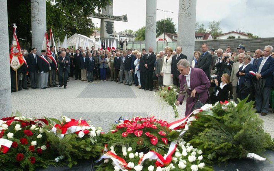 Uroczystość odsłonięcia kompleku pomnikoweg ku czci ofiarom UPA (2003)