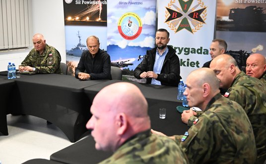 Premier Donald Tusk (2L), wicepremier, minister obrony narodowej Władysław Kosiniak-Kamysz (3P) podc