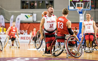 Marcin Balcerowski (nr 12) jest podporą reprezentacji w „koszykówce chodzonej”