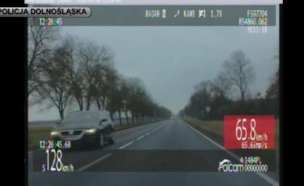 Kierowca tego passata wyprzedzał na podwójnej ciągłej. - Nie chciałem dziecka budzić- mówił.