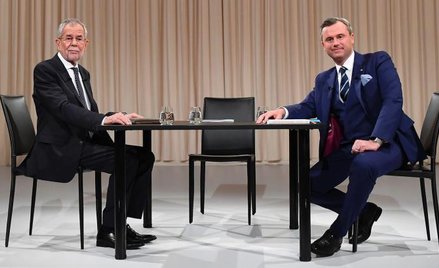 Alexander van der Bellen (z lewej) i Norbert Hofer podczas ostatniej przedwyborczej debaty telewizyj