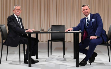 Alexander van der Bellen (z lewej) i Norbert Hofer podczas ostatniej przedwyborczej debaty telewizyj