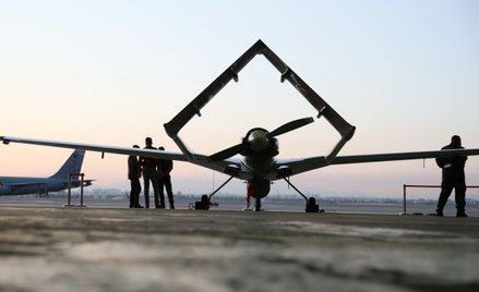 Turecki dron bojowy Bayraktar TB2 w bazie lotniczej Incirlik