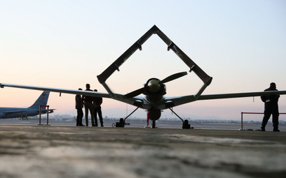 Turecki dron bojowy Bayraktar TB2 w bazie lotniczej Incirlik