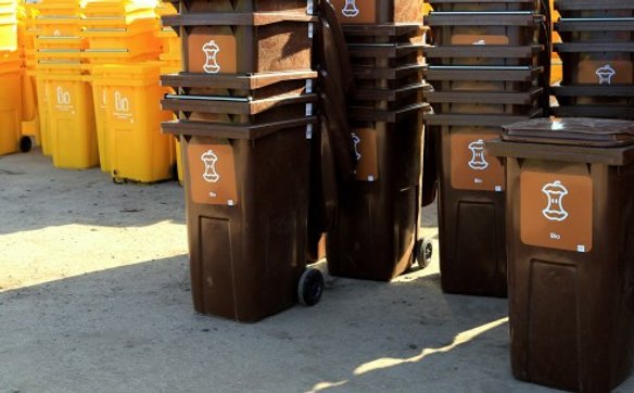 Mieszkańcy dzielnic w których zmienił się operator odbioru śmieci wciąż skarżą sie na brak kubłów na