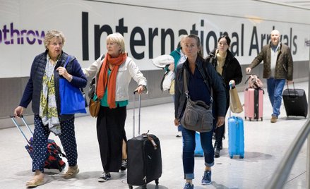 Pytania o brytyjską strategię wobec koronawirusa