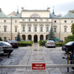 Zdaniem byłych pracowników, nadgodziny od lat są normą w niektórych departamentach Ministerstwa Zdro