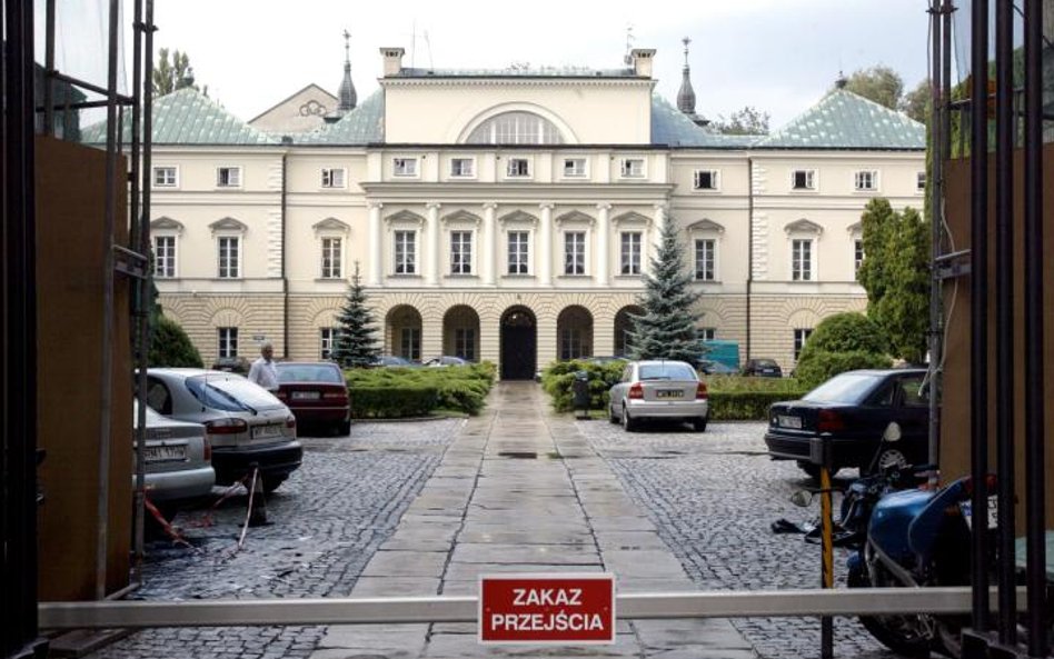 Zdaniem byłych pracowników, nadgodziny od lat są normą w niektórych departamentach Ministerstwa Zdro