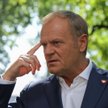Premier Donald Tusk podczas konferencji prasowej w ogrodach KPRM w Warszawie