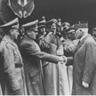 Marszałek Francji Philippe Pétain (pierwszy z prawej) wita się z ambasadorem III Rzeszy Otto Abetzem