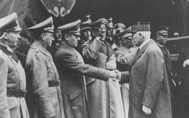 Marszałek Francji Philippe Pétain (pierwszy z prawej) wita się z ambasadorem III Rzeszy Otto Abetzem