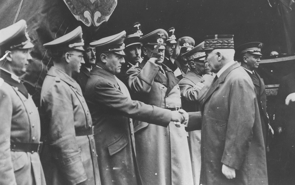 Marszałek Francji Philippe Pétain (pierwszy z prawej) wita się z ambasadorem III Rzeszy Otto Abetzem