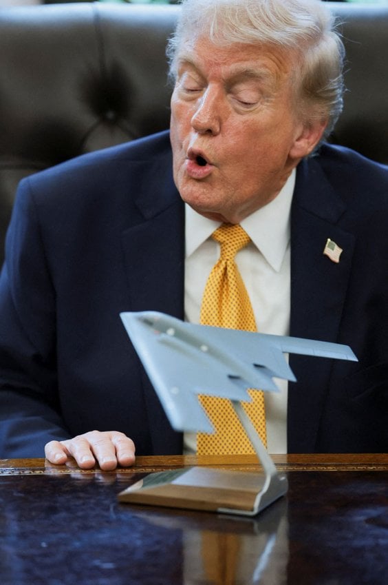 Prezydent USA patrzy na model bombowca B -2, upamiętniający operację zbrojną przeciw Iranowi