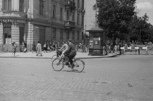 Zasieki u wylotu al. Szucha na pl. Unii Lubelskiej. Na nich właśnie załamie się natarcie oddziałów A